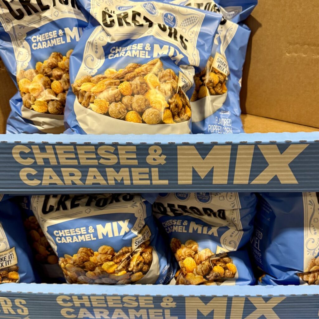 G.H. クレターズ シカゴ・クラシック・ミックス ポップコーンがコストコ店内に陳列されている画像