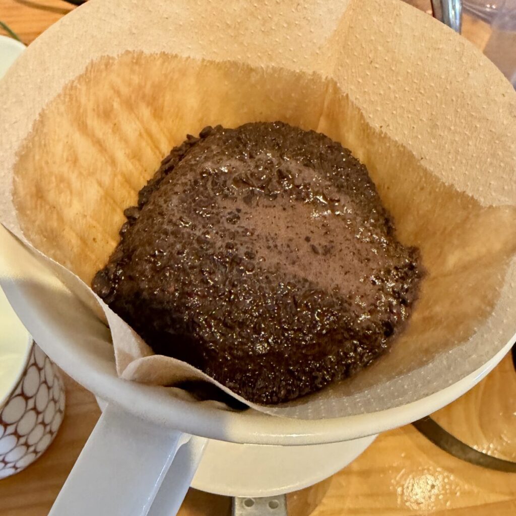 メリタ フィルター ナチュラルブラウンでコーヒーを淹れるところを撮った画像