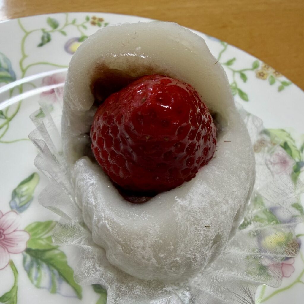 冷凍したいちご大福を皿に盛り付けた画像