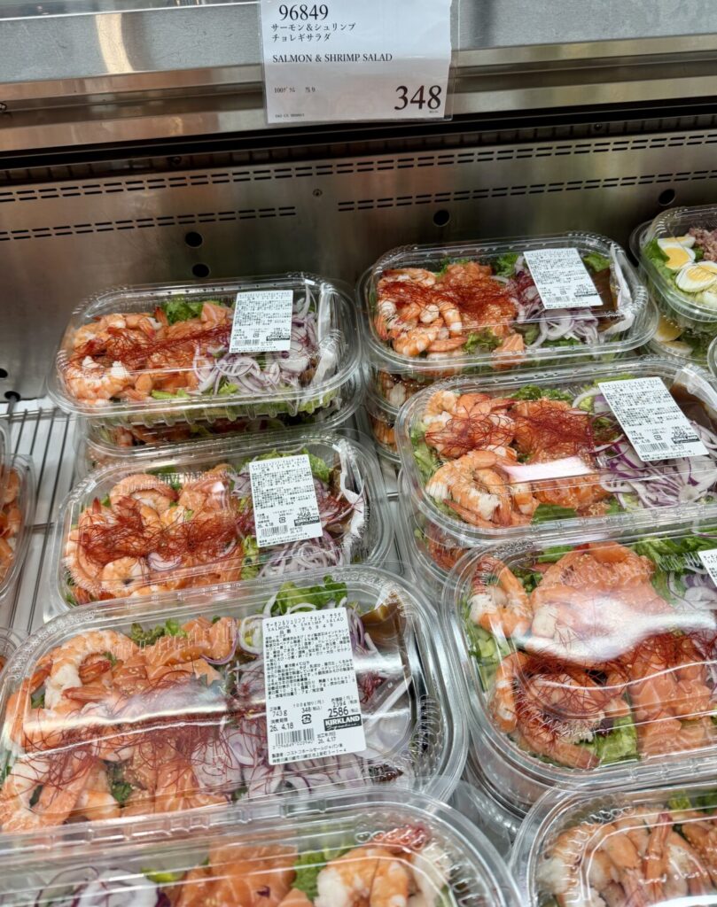 サーモン＆シュリンプチョレギサラダがコストコ店内に陳列されている画像