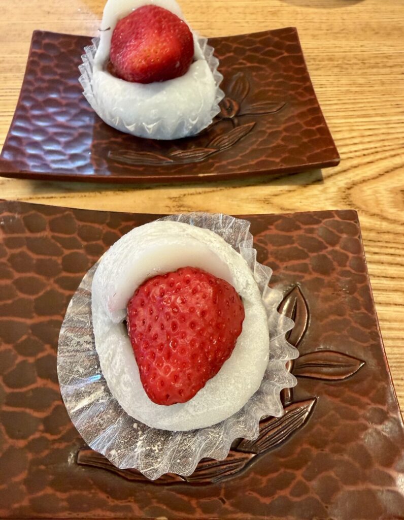 いちご大福を皿に盛り付けた画像