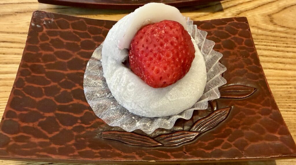 コストコのいちご大福を皿に盛り付けた画像