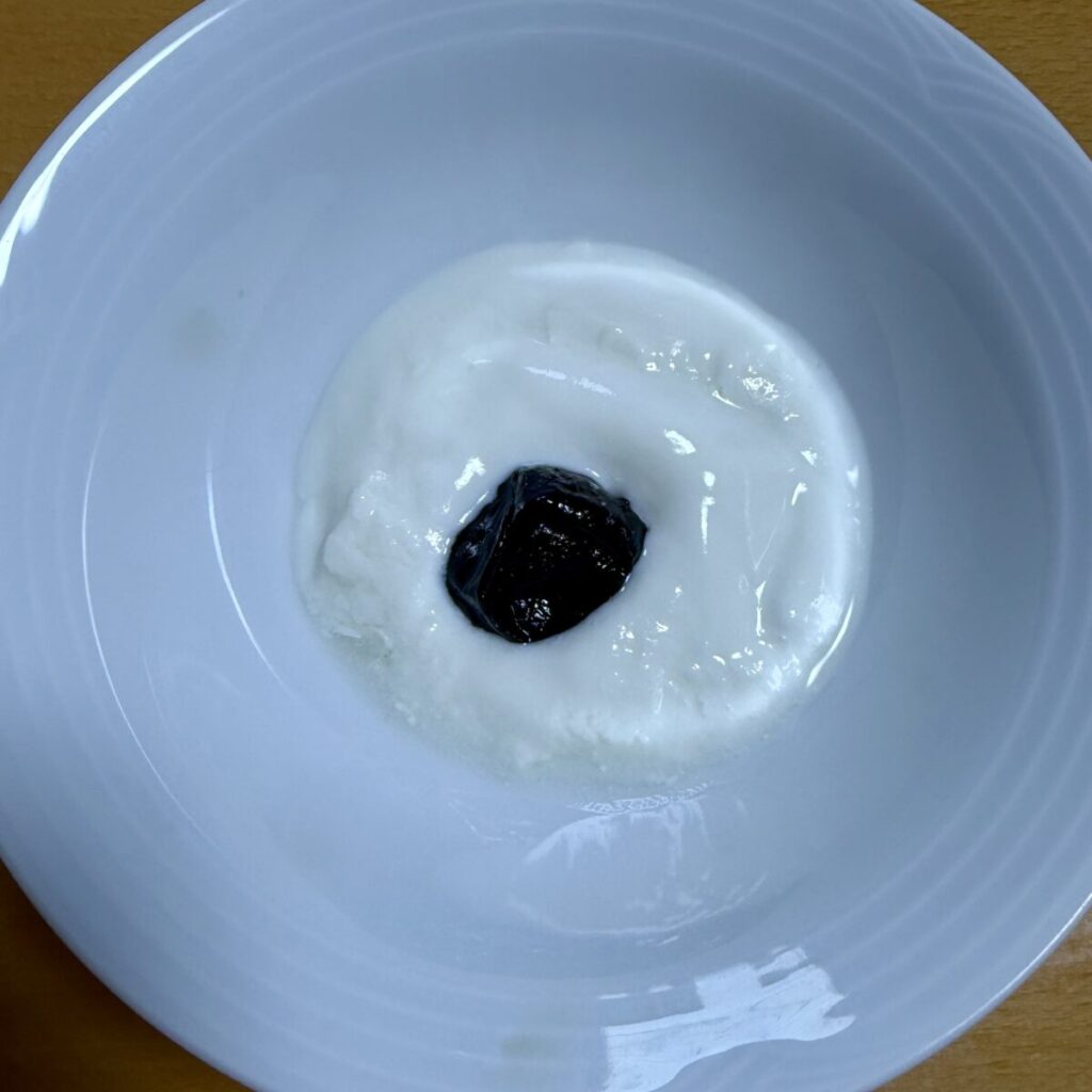 プレミアム湯田ヨーグルトを発酵させたものを皿に盛り付けてプルーンを添えて撮った画像