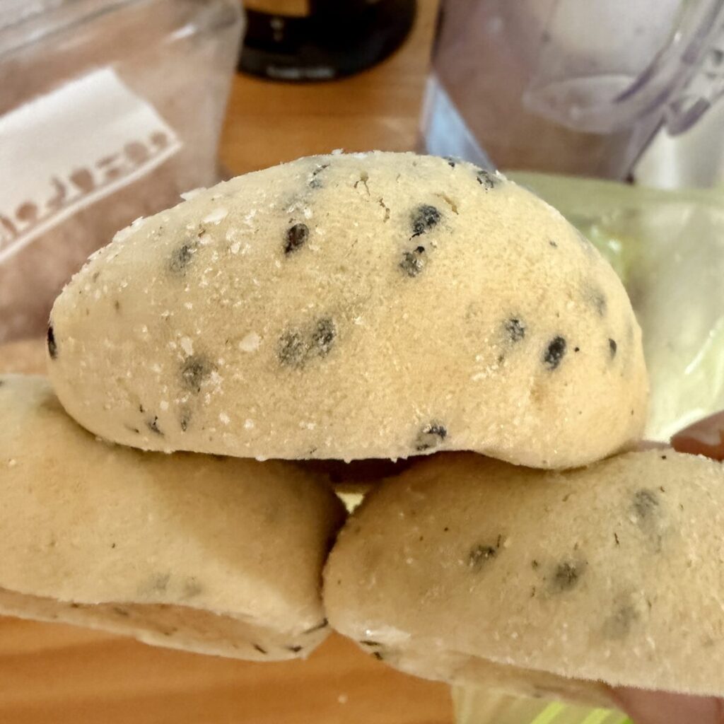 もちもち黒ごまロールを冷凍庫から出した直後に撮った画像
