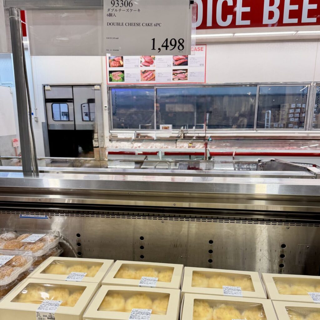 ダブルチーズケーキがコストコ店内に陳列されている画像