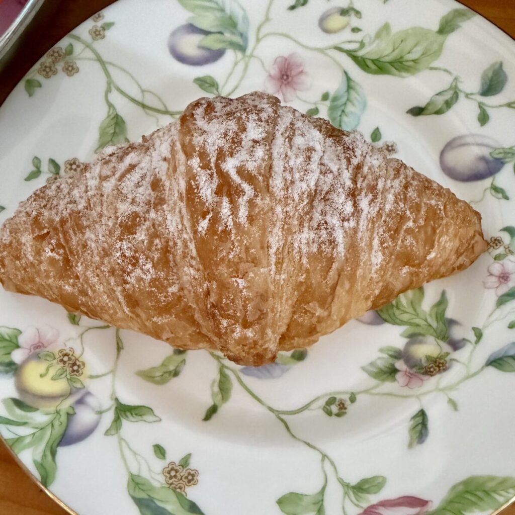 ミニストロベリークロワッサンを皿に盛り付けた画像