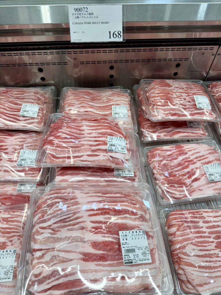 カナダ産三元豚バラしゃぶしゃぶがコストコ店内に陳列されている画像