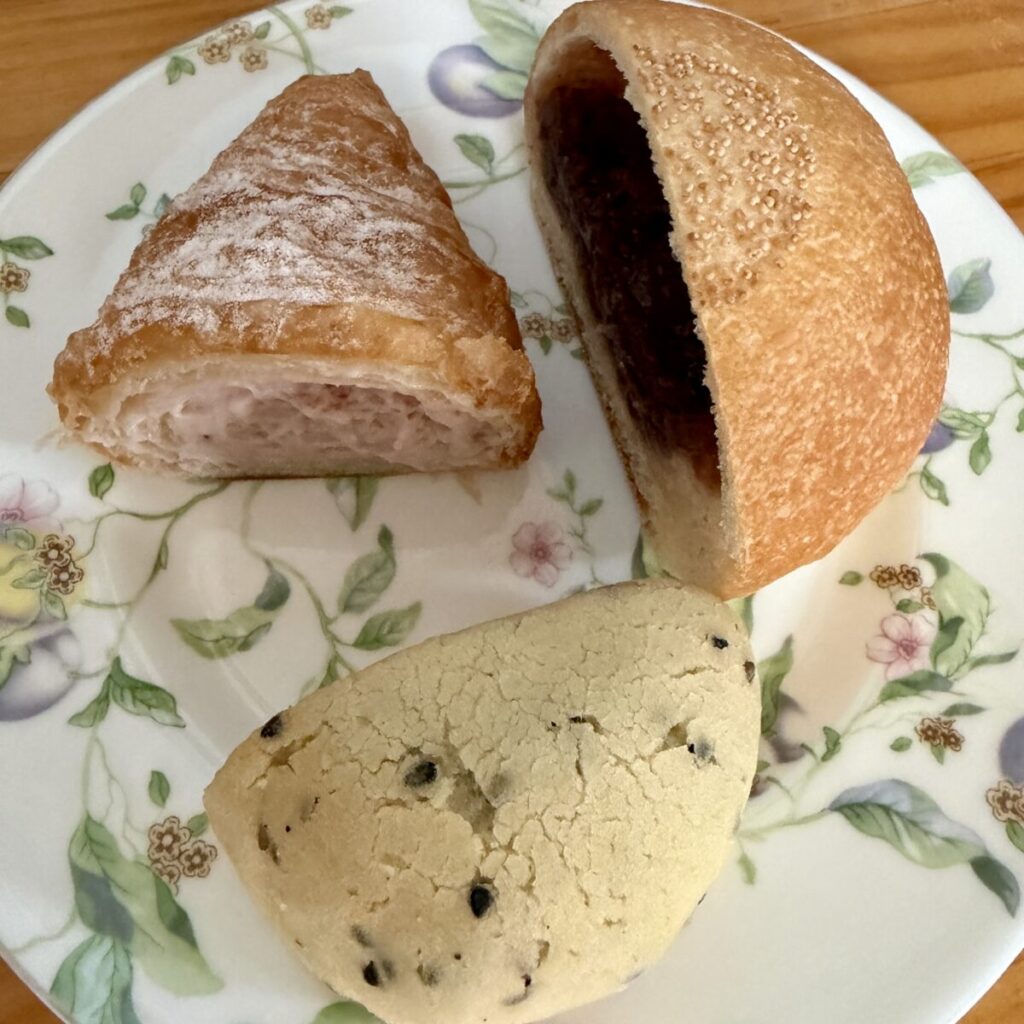 もちもち黒ごまロールなどを皿に盛り付けて朝食用に準備している画像