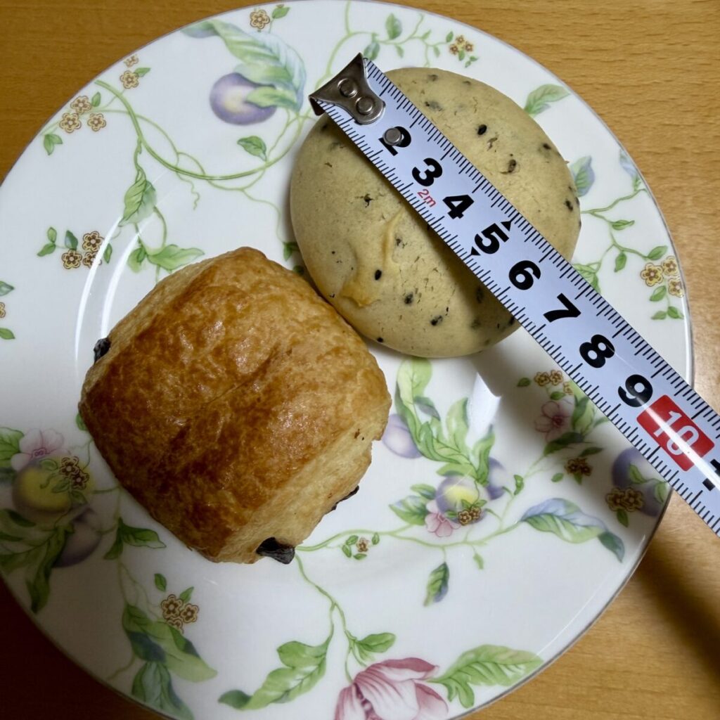 もちもち黒ごまロールが直径7㎝だと示している画像
