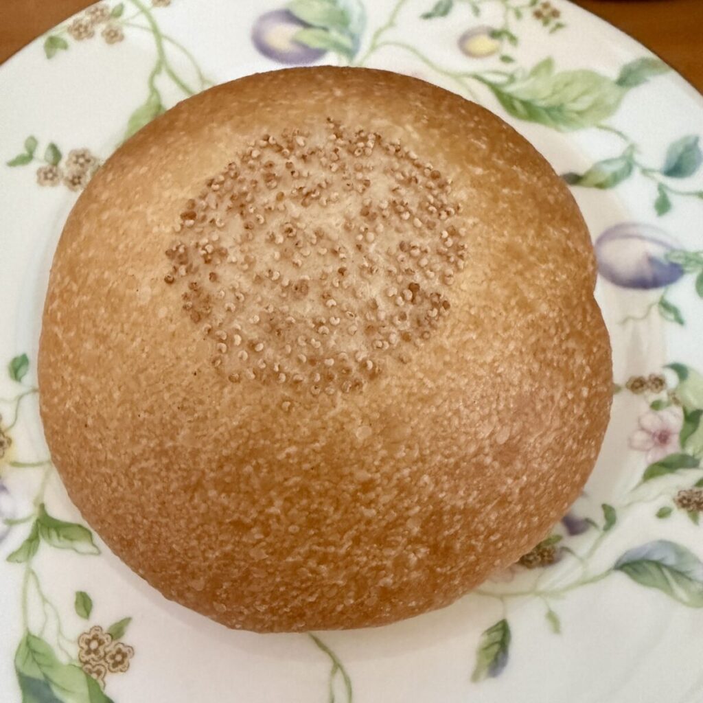 コストコのフランスあんぱんを皿に盛り付けた画像