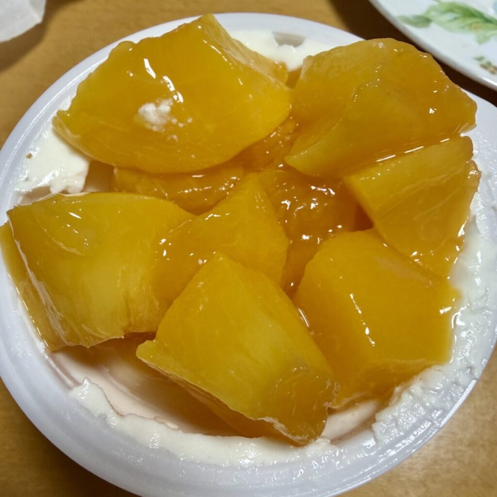オイコスピーチに黄桃のシロップ漬けをのせたところを撮った画像