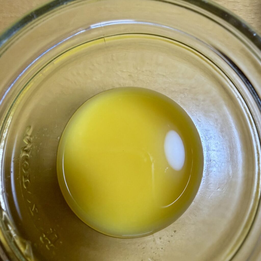 ドン・シモン ストレート オレンジジュースをコップに注ぎ上から撮った画像