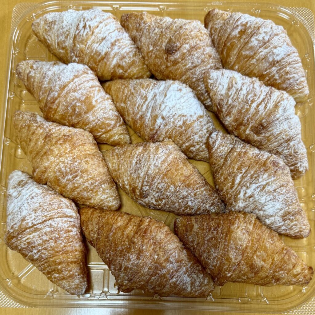 ミニストロベリークロワッサンを開封したところを撮った画像