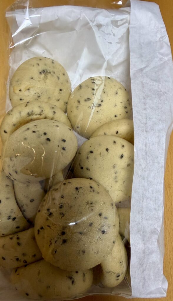 もちもち黒ごまロールをパッケージ前面から撮った画像