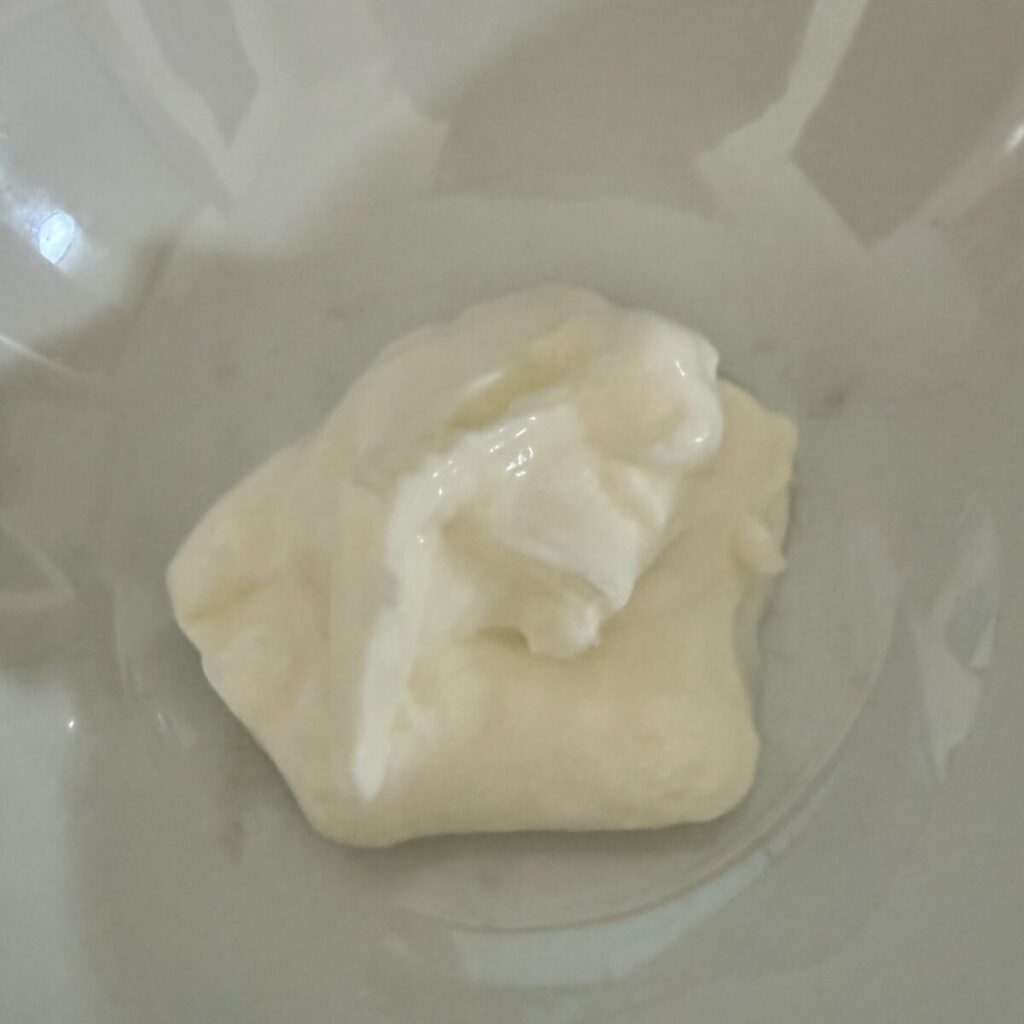 プレミアム湯田ヨーグルトを開封して皿に盛り付けた画像