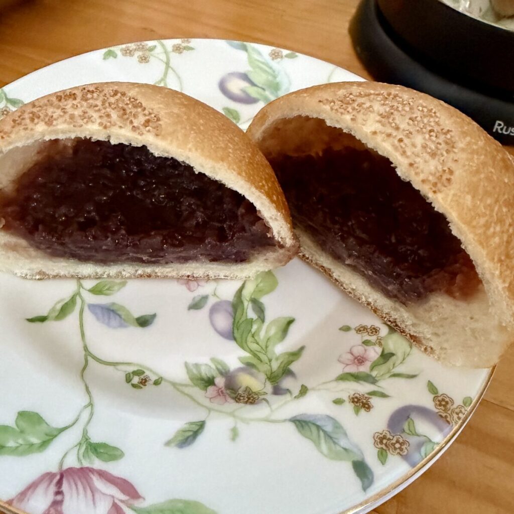 コストコのフランスあんぱんを半分に切って皿に盛り付けた画像