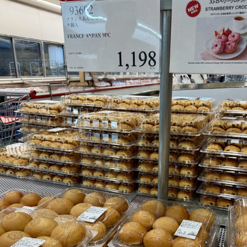 フランスあんぱんがコストコ店内に陳列されている画像