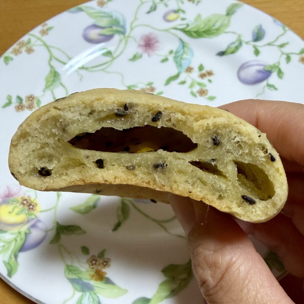 もちもち黒ごまロールを半分に切って撮った画像