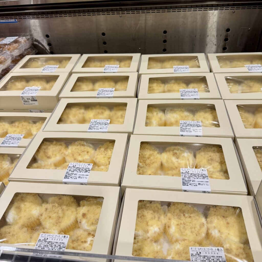 ダブルチーズケーキがコストコ店内に陳列されている画像