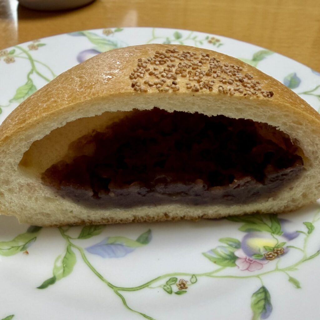 コストコのフランスあんぱんを半分に切って皿に盛り付けた画像