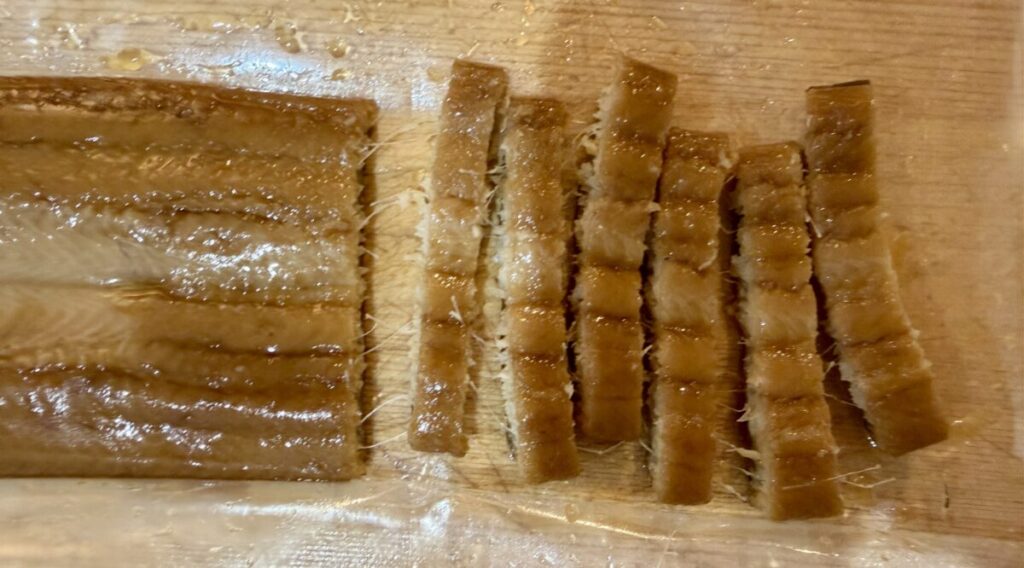 コストコの煮穴子を切ったところを撮った画像