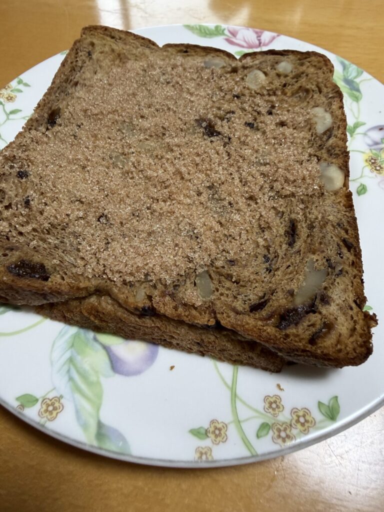 ミニドーナツのシナモンシュガーを食パンにのせて撮った画像