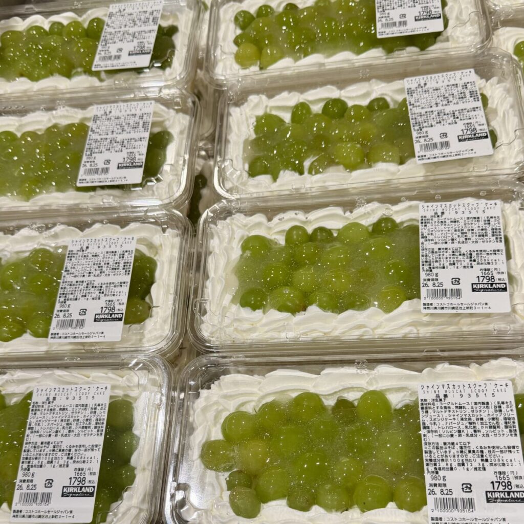 シャインマスカットスクープケーキがコストコ店内に陳列されている画像