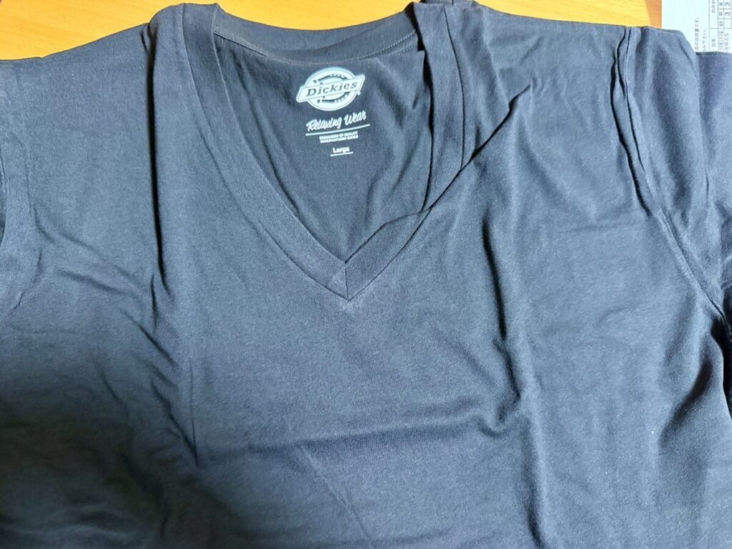 ディッキーズ SS Vネック Tシャツ 3枚組を開封して広げたところを撮った画像