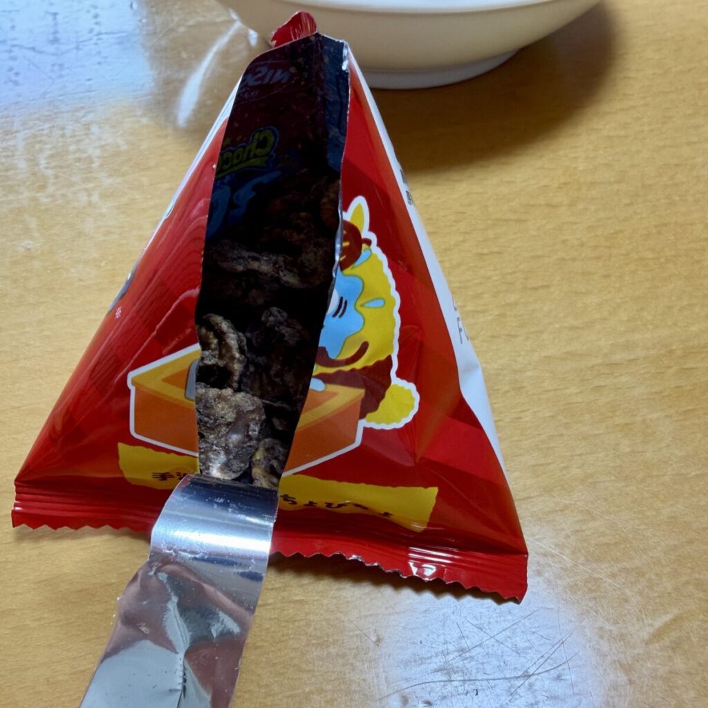 日清 チョコフレーク チョコカケの個包装を開けたところを撮った画像