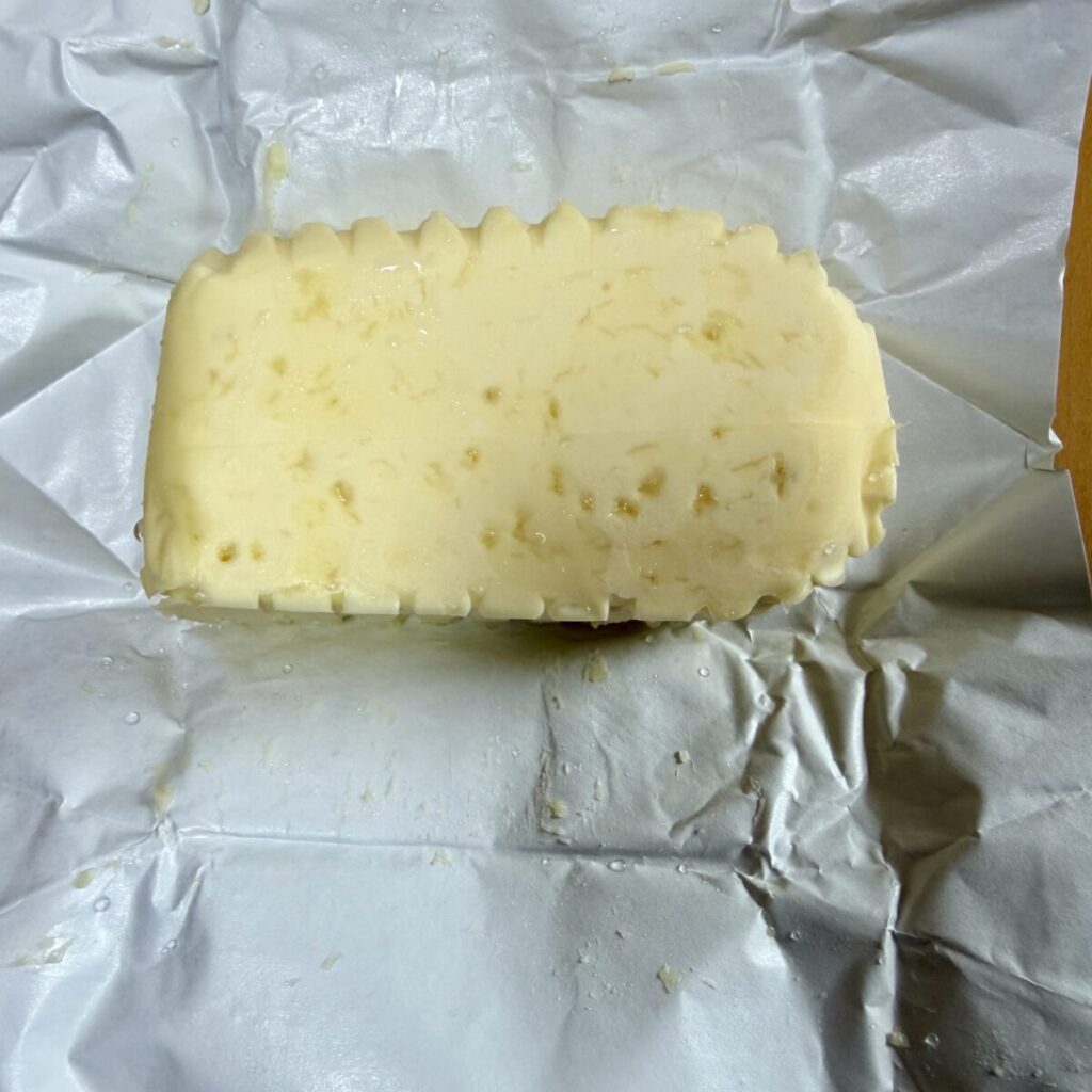 ぺイザンブルトンゲランドの塩バターを開封したところを撮った画像