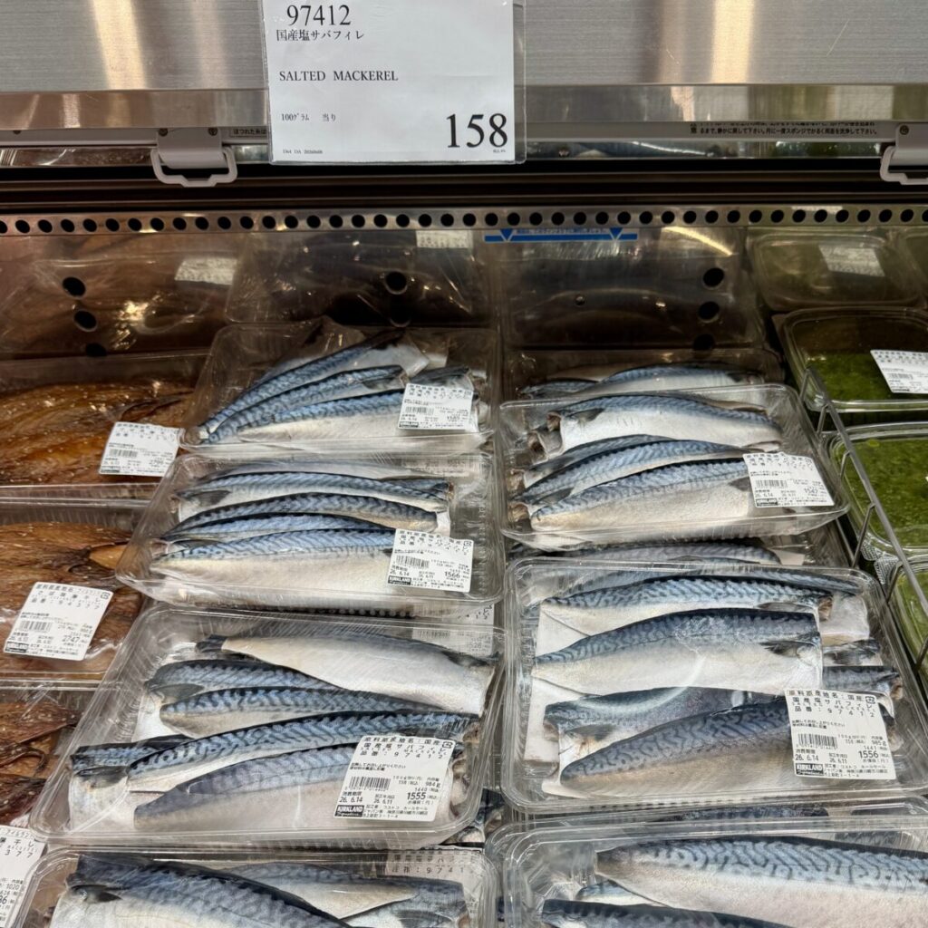 国産塩サバフィレがコストコ店内に陳列されている画像