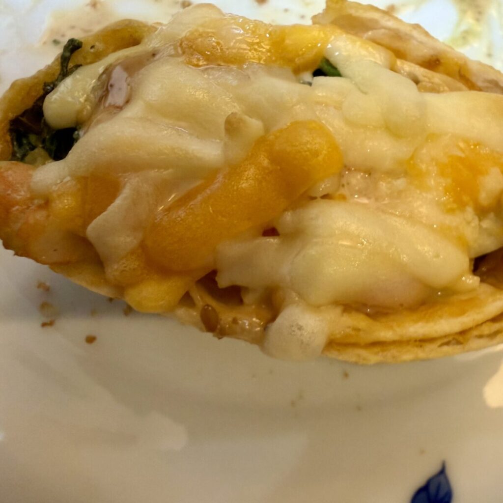シュリンプアボカドハイローラーにシュレッドチーズをのせてオーブントースターで焼いたものを皿に盛り付けて撮った画像