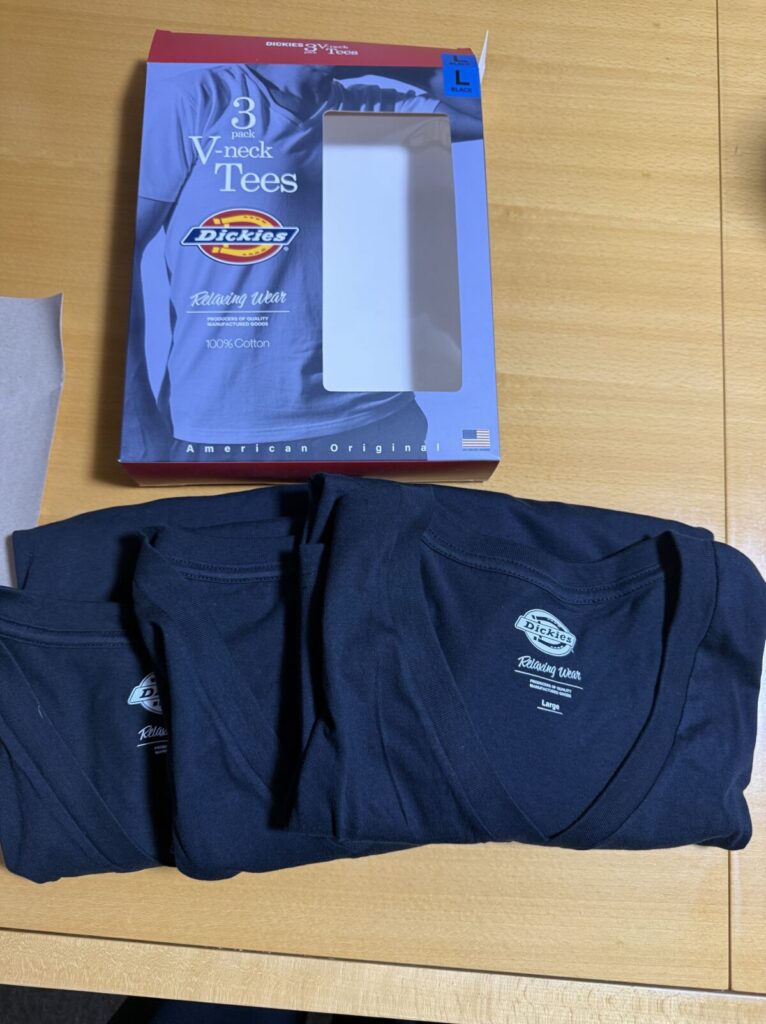 前回購入したディッキーズ SS Vネック Tシャツ 3枚組を開封して撮った画像