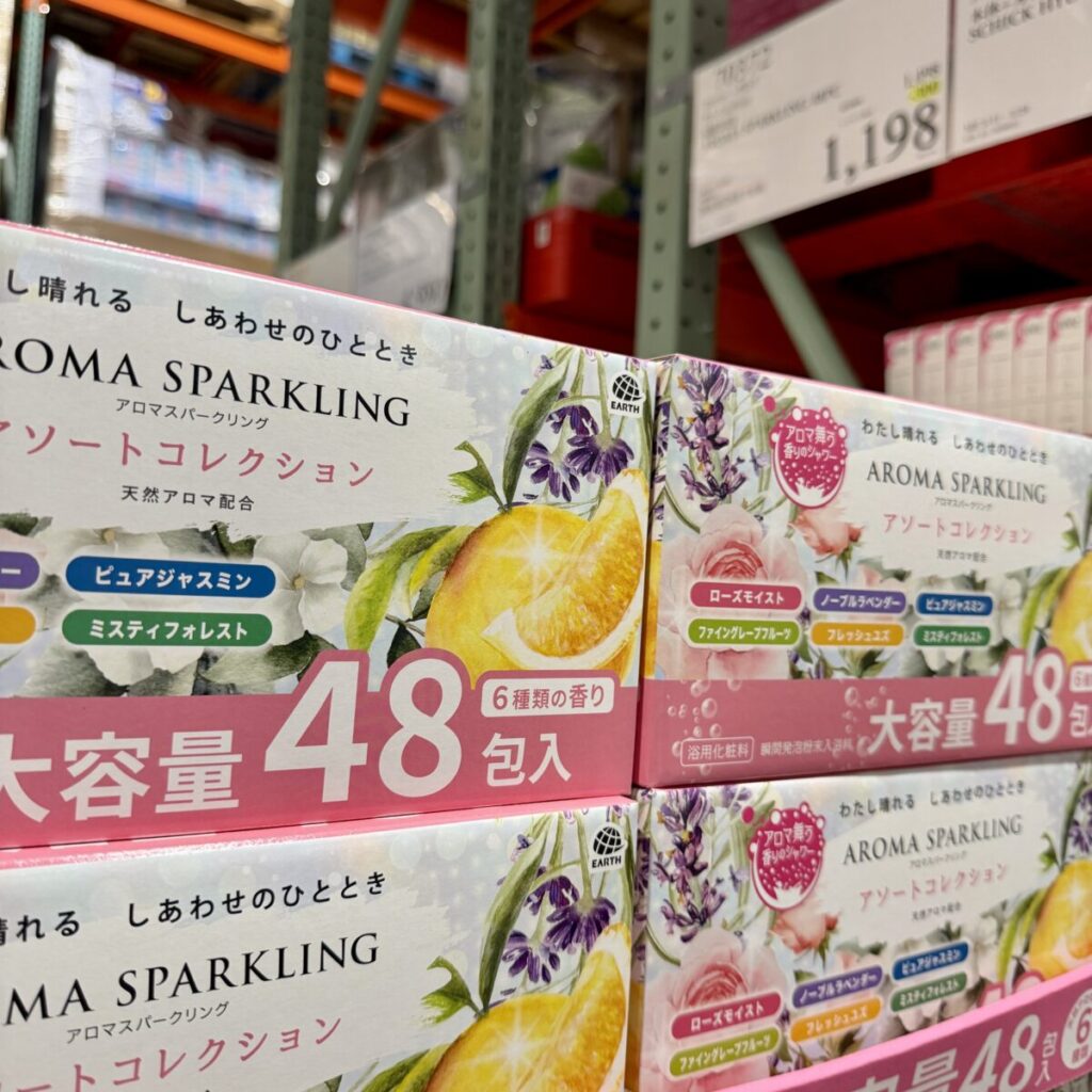 アロマ スパークリング６種の天然アロマ瞬間発泡入浴剤48包入りがコストコ店内に陳列されている画像