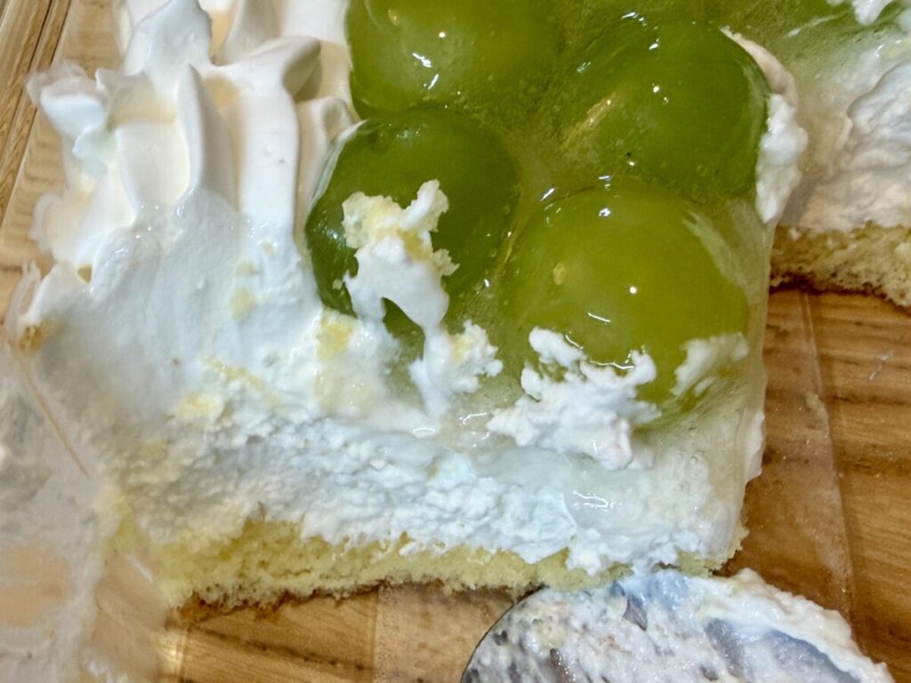 シャインマスカットスクープケーキの断面が分かる画像