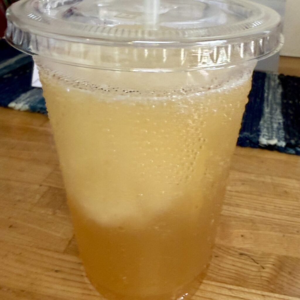 コストコフードコートのレモネードスムージーが溶けたところを撮った画像