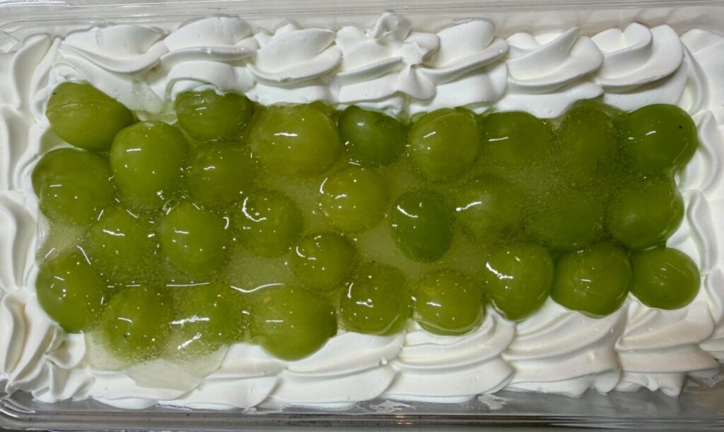 シャインマスカットスクープケーキを開封したところを撮った画像