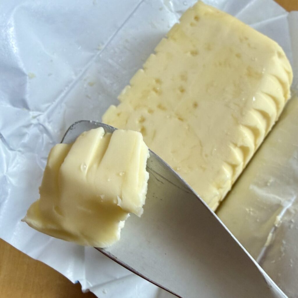 ぺイザンブルトンゲランドの塩バターをバターナイフですくった画像