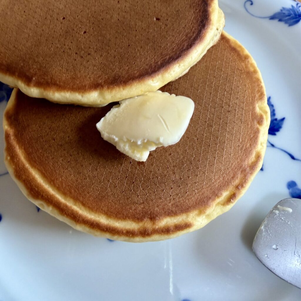 ぺイザンブルトンゲランドの塩バターをホットケーキにのせた画像