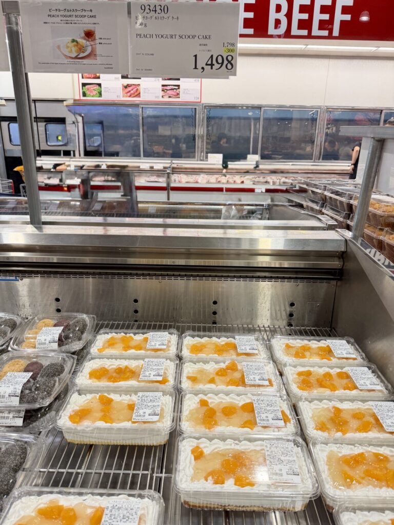 ピーチヨーグルトスクープケーキがコストコ店内に陳列されていて値段が分かる画像