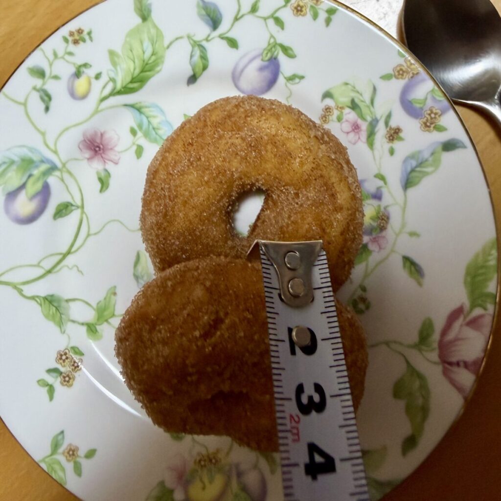 コストコのミニドーナツの厚さが2㎝であることを示す画像