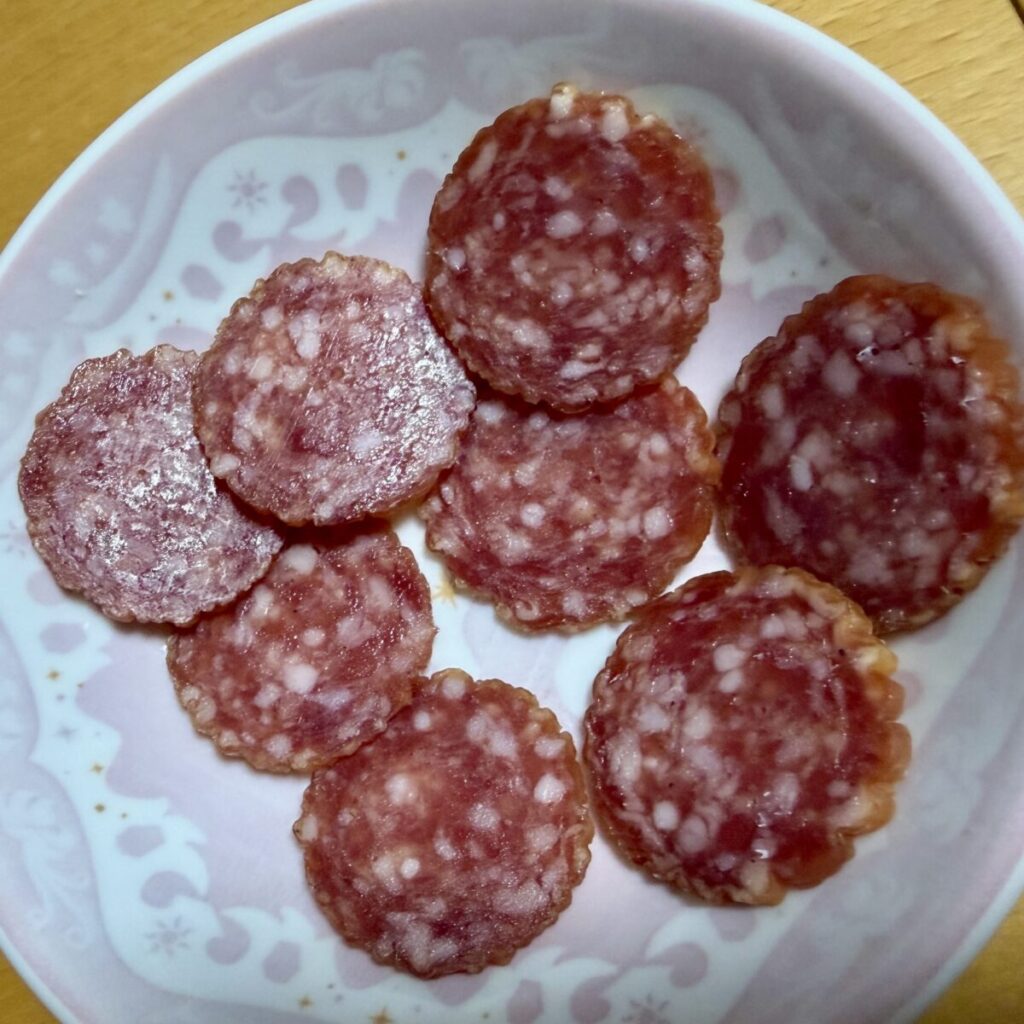 贅沢おつまみアソートのおいしいサラミが8枚理入りであることを示す画像