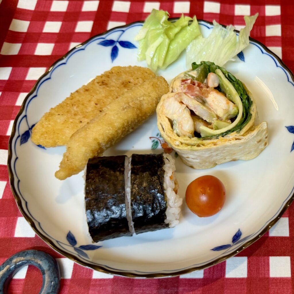 シュリンプアボカドハイローラーを皿に盛り付けた画像
