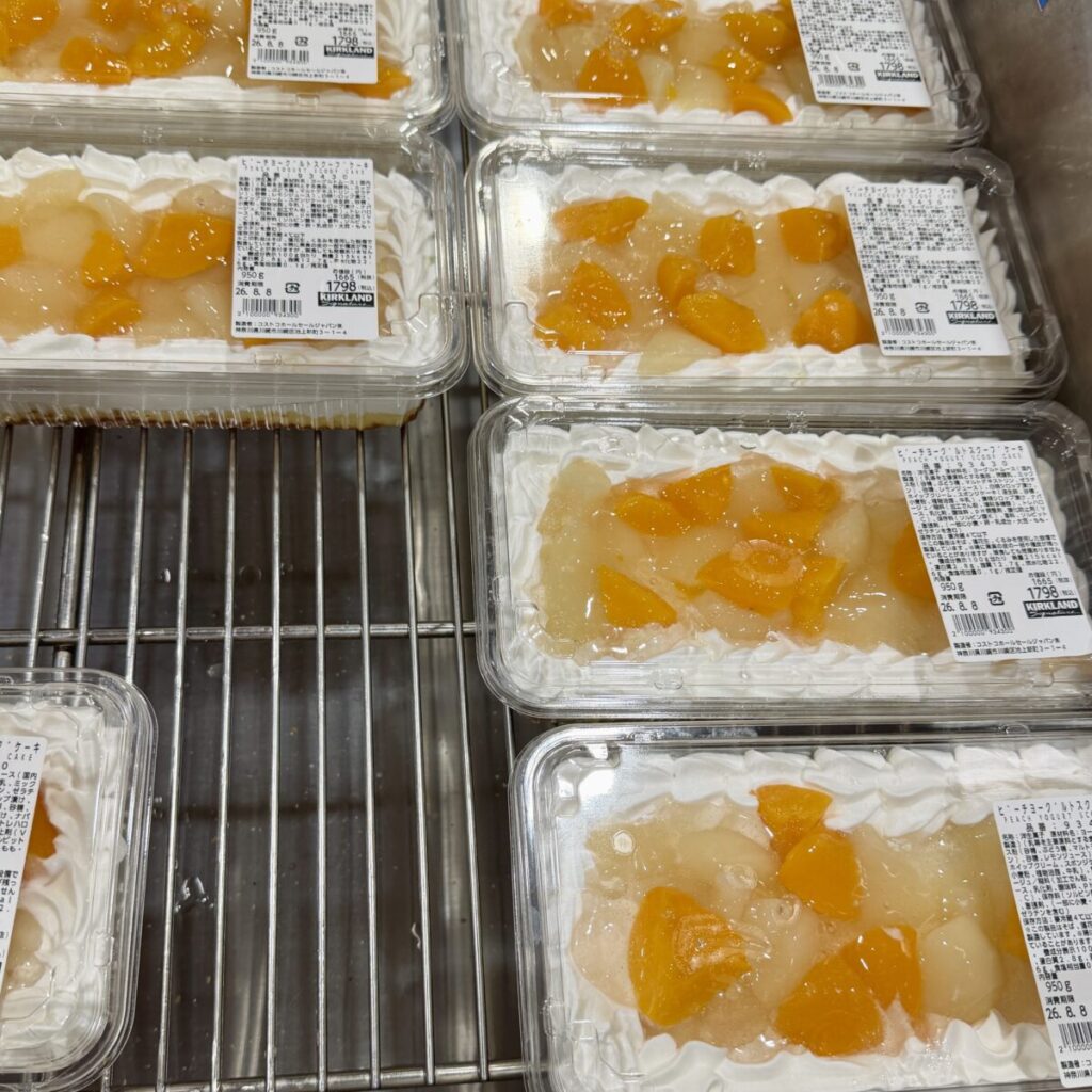 ピーチヨーグルトスクープケーキがコストコ店内に陳列されている画像
