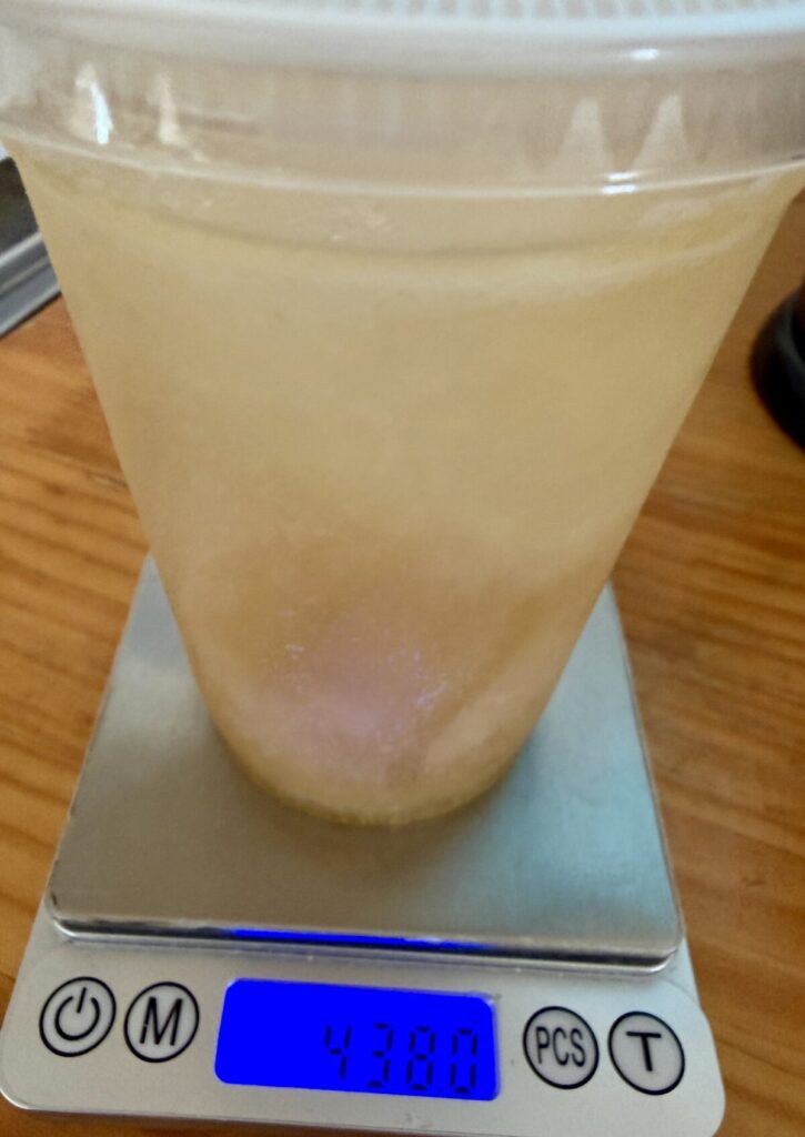 コストコフードコートのレモネードスムージーの量を測っている画像