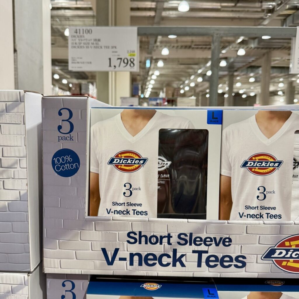 ディッキーズ SS Vネック Tシャツ 3枚組がコストコ店内に陳列されている画像