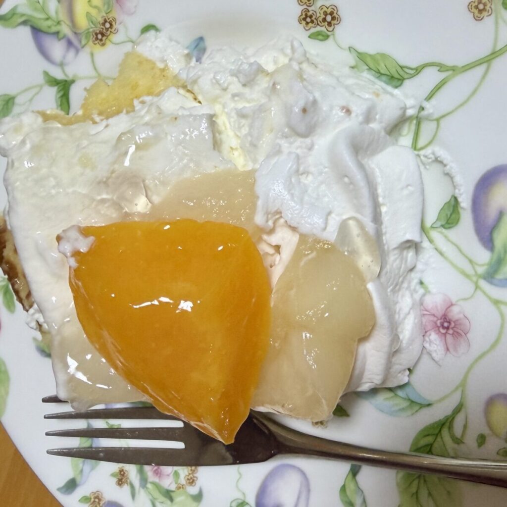 ピーチヨーグルトスクープケーキを皿に盛り付けた画像