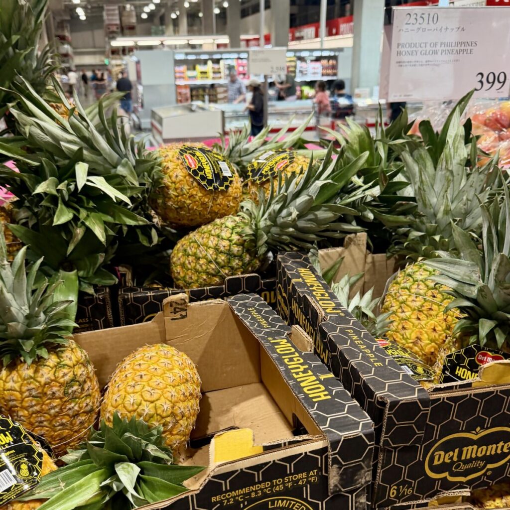 ハニーグローパイナップルがコストコ店内に陳列されている画像