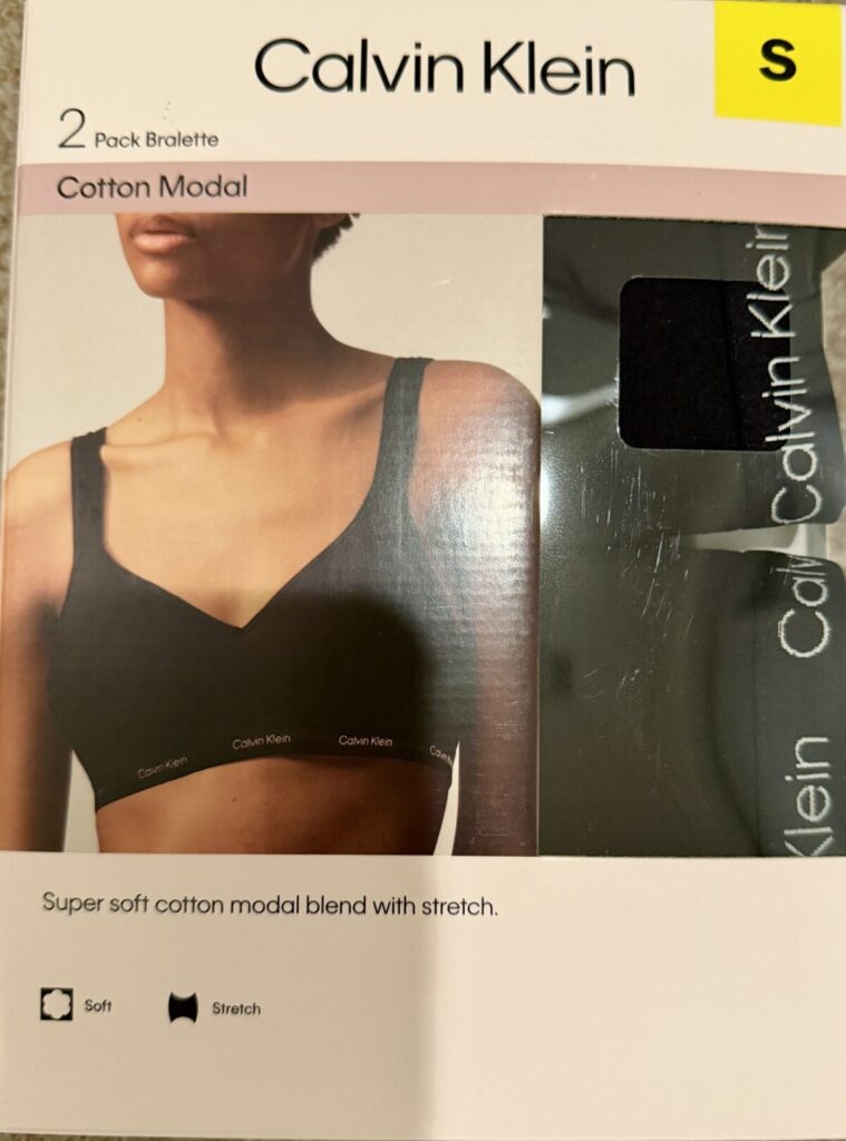 コストコで販売されているカルバンクラインワイヤレスブラ黒2枚組をパッケージ上面から撮った画像