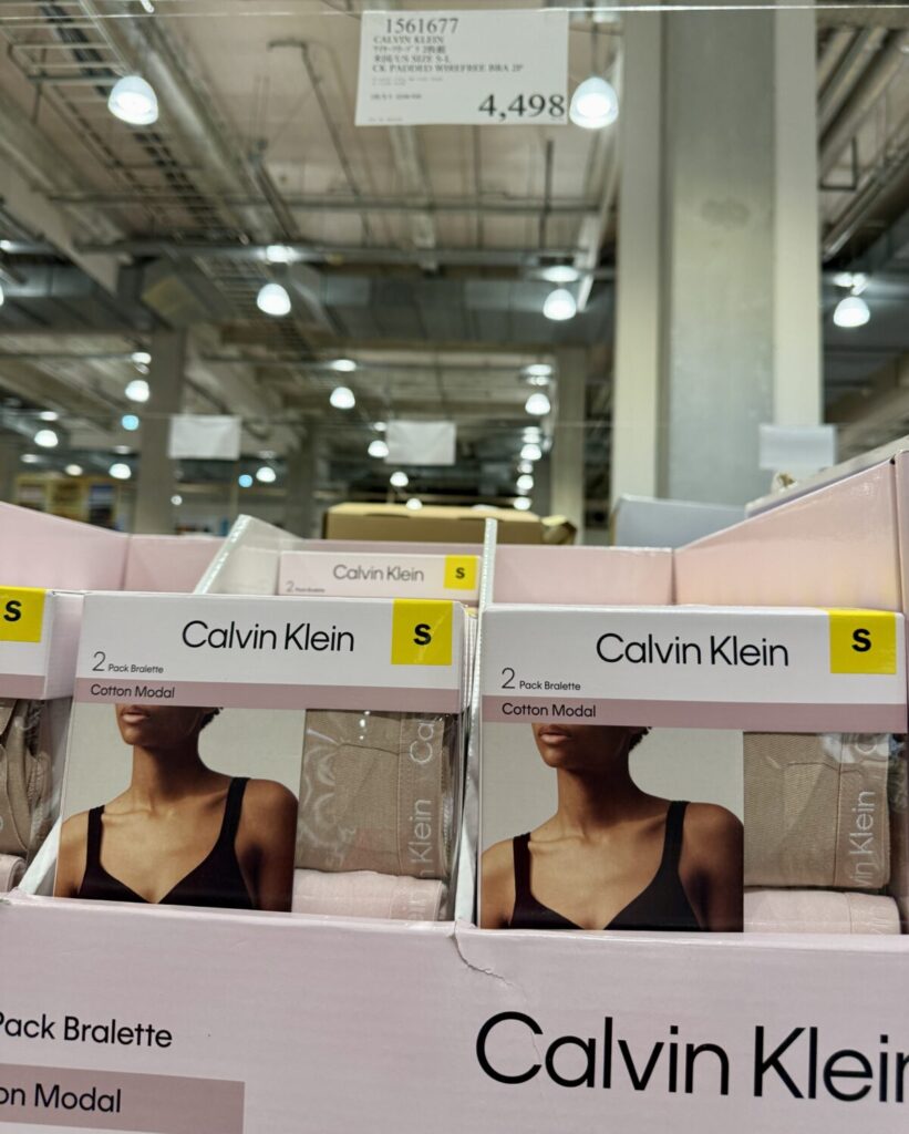 カルバンクラインワイヤレスブラ黒二枚組がコストコ店内に陳列されている画像